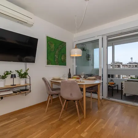 Zozo, Modern Two-bedroom Daire Split