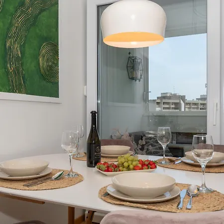 Zozo, Modern Two-bedroom Daire *