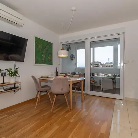 Zozo, Modern Two-bedroom דירה