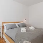 Zozo, Modern Two-bedroom Split