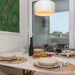 Zozo, Modern Two-bedroom Lejlighed *