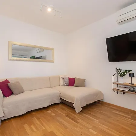 Zozo, Modern Two-bedroom Split
